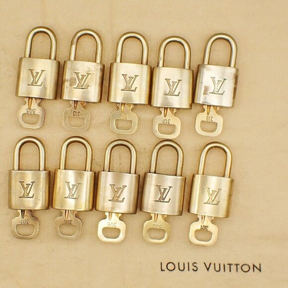 LOUIS VUITTON LV 10 Set Padlock Key Bag Charm Cadena Gold Plated France - Picture 10 of 16